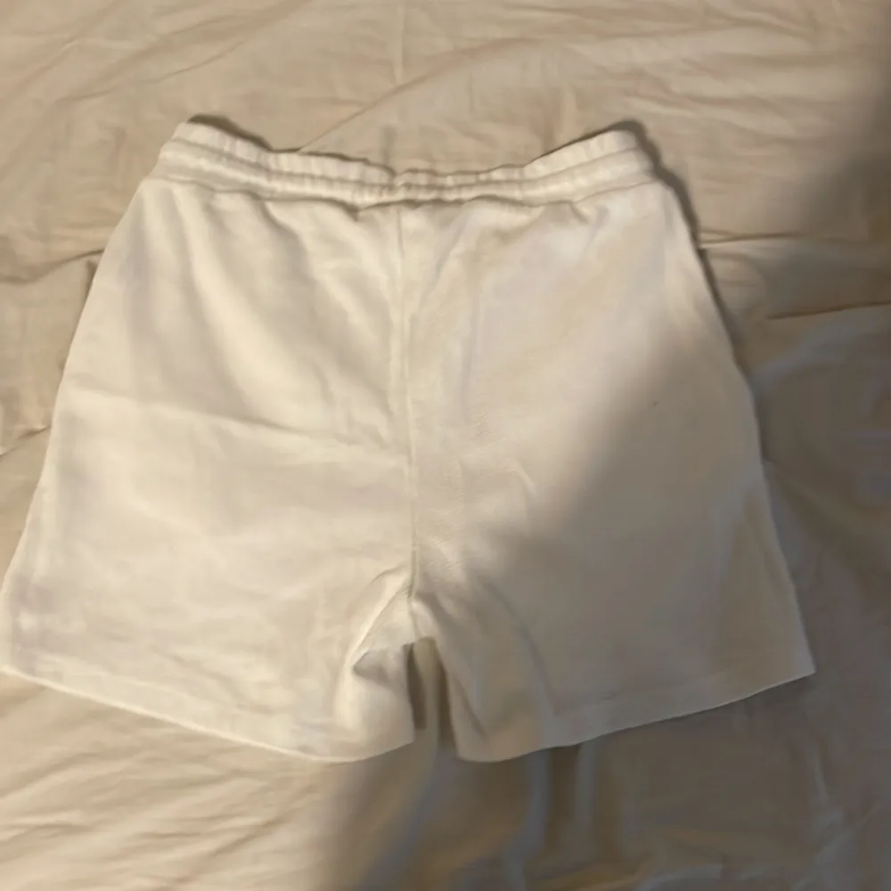 riktigt snygga vita shorts nu till sommaren dem är även riktigt sköna. använda 1 gång. nypris ligger runt 200 mitt pris 79.. Shorts.