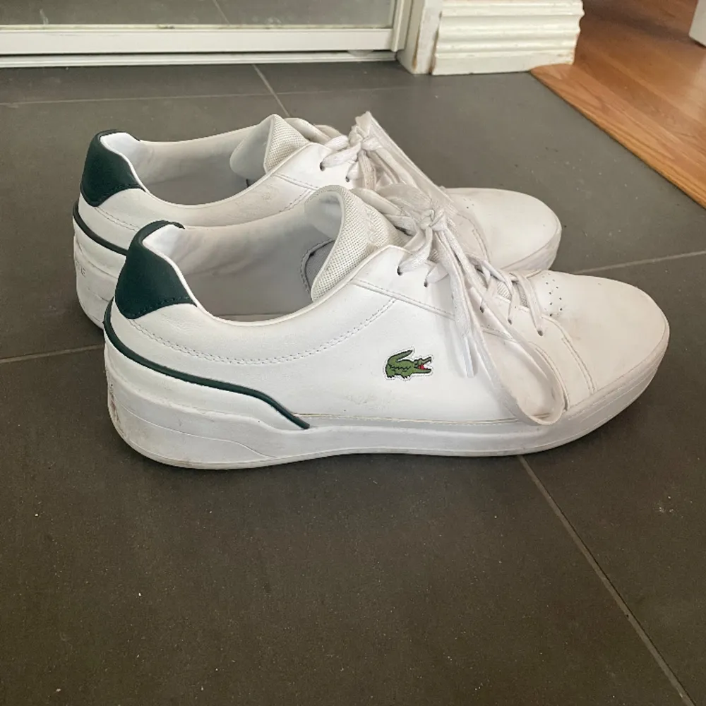 Vita sneakers från Lacoste, skick 7/10 storlek 43. Hör av er vid andra frågor 🙌. Skor.