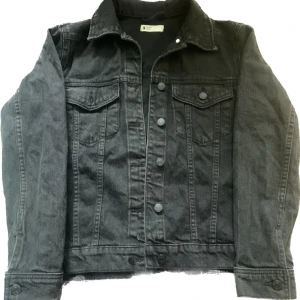 Jeansjacka - Svart jeansjacka från Gina tricot!!! Jättebra skick, storlek s och pris kan diskuteras!!!