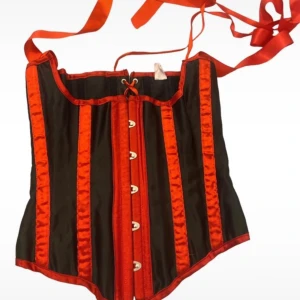 Korsett  - Jättecool korsett i rött och svart! Säljer då den inte kommer till användning! ❤️