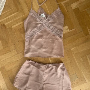 Siden pyjamas  - Säljer dettta jättefina siden pyjamas setet från H&M, jätte mjukt och skönt och tröjan kan även användas som en festtopp då den har fin spets och sitter fint på kroppen💕 den är i storlek M men passar mig perfekt som brukar ha S i alla mina kläder☺️