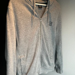 Hugo Boss zip tröja - Storlek: M Nypris: 1699 Mitt pris: 600 Skick: 9/10