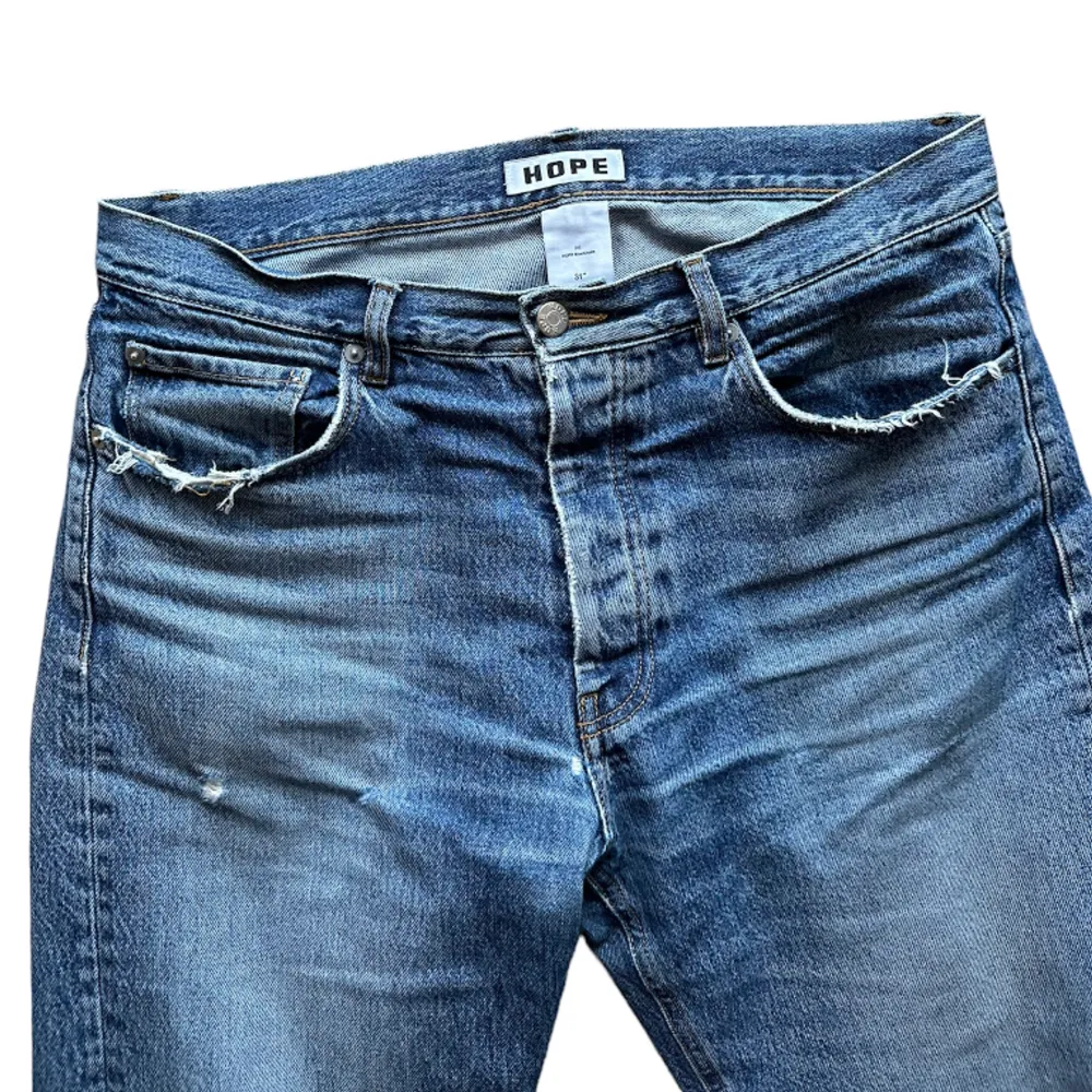 Blåa Hope Rush som är riktigt snyggt organiskt slitna Finns lagningar i fickorna och i skrevet, byxorna har använts flitigt och lagats därefter. Slitet i skrevet Storlek 31. Jeans & Byxor.