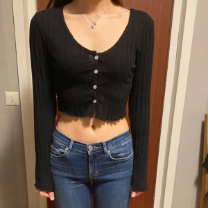 Söt svart kofta  - Säljer detta plagg då jag inte använder det. Skriv till mig om du väljer att köpa det🫶🏻