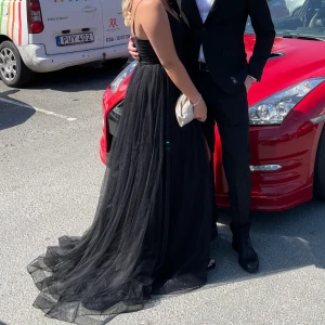 Balkönning - Lägger upp min balklänning igen då jag inte fått den såld.  Köpt från JJ house, har sytt upp slits på den men går att sy igen den om man inte vill ha så hög slits.