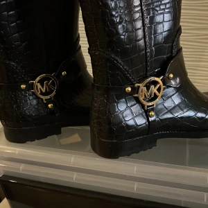 Michael Kors regn stövlar - Fina äkta MK regn gummistövlar. Nästan som ny, använt 2-3 gånger.