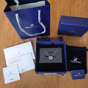 New!! Swarovski necklace dancing stone - Length: 38 cm Material: Crystals, Rhodium plated, Zirconia Color: Blue Collection: Swarovski Sparkling Dance