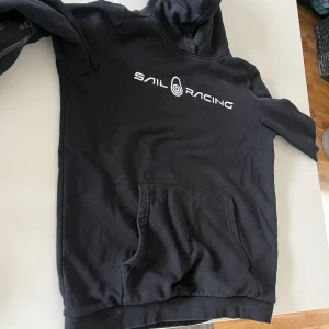 Sail raicing luvtröja  - Sen svart luvtröja i storleken i 170. Tröjan är i bra skick 