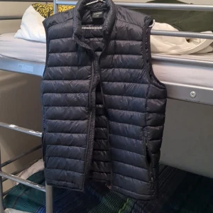 Everest vest Storlek S - En Everest vest i storleken S. Den är oanvänd och inte varit för mig på grund av att den var för stor.
