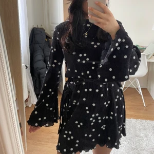 Klänning - Klänning från asos som inte kommer till användning💓 storlek 32 men passar bra på mig som bär 36