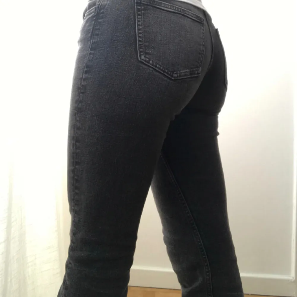 Skitsnygga low waist jeans bootcut som är helt slutsålda. Använda fåtal gånger så i fint skick. Kontakta vid frågor💗. Jeans & Byxor.