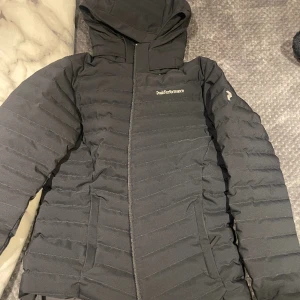 Vårjacka  - Säljer min vårjacka på grund av att jag köpt en annan, nästan helt ny, använt 2 gånger. Hoppas den kommer till användning för nån nu i vår, säljer för 700 kr och en ny kostar 3000kr vill bli av me den pris kan självklart diskuteras