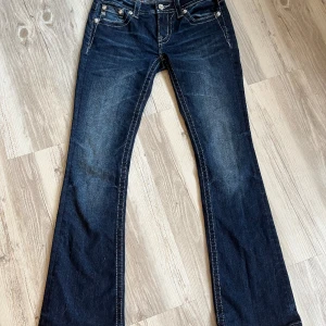 Miss me 27 - Miss me jeans i perfekt skick. Storlek 27. Bootcut, low waist.  Kan tänka mig att byta till storlek 26 i bra skick. Kan kanske gå ned lite i pris vid snabb och smidig affär Midjemått 37 rakt över Innerbenslängd 80