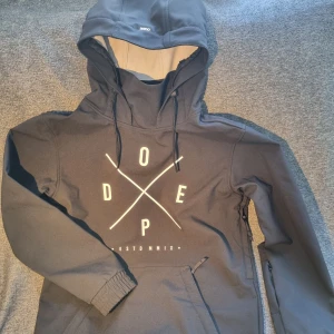 Slalomjacka Dope - Dope ESTD MMIX, storlek medium, använd i gott skick