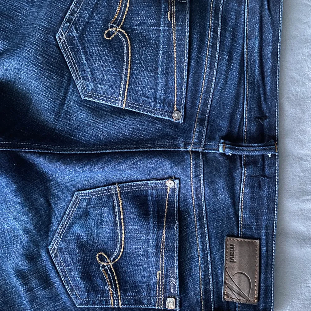 Jättefina lågmidjade bootcut jeans, säljer endast för bra pris  Hör av er för fler frågor . Jeans & Byxor.