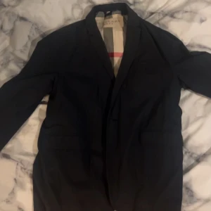 Burberry herr kavaj - Oanvänd burberry kavaj. Köpt till min kille men då den var för stor säljer vi den nu.