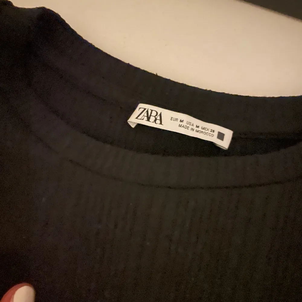 Super söt t-shirt från Zara som aldrig kommer till användning. Använt den ca 3 ggr. Väldigt bra skick💗. T-shirts.