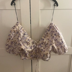 Gullig blommig topp! - Så gullig blommig topp! Aldrig använd med prislapp kvar. Storlek M men skulle säga passar S också💕snörning i fram hela vägen så lättjusterad!