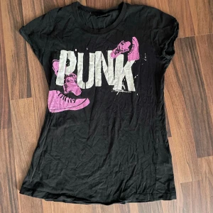 T-shirt från Ginatricot  - T-shirt från Ginatricot. Står strl L men den är mer som en XS eller liten S. Begagnat skick. Finns två små hål men inget man stör sig på. En orange fläck på sidan av ryggen & sömmen längst ner har spruckit upp lite. Frakt på 46kr tillkommer.