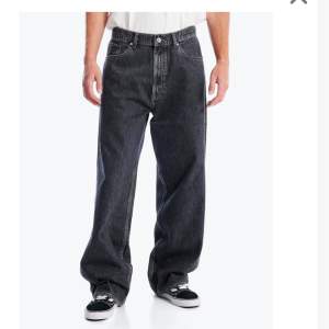 ett par baggy jeans i herrmodell storlek xs. Uppskattningsvis längd 31-32. funkar även till dam. I gott skick!