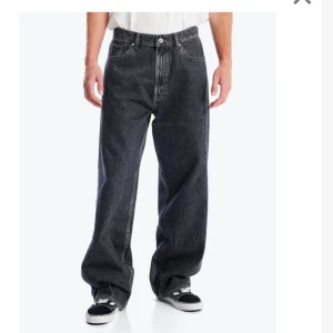 Baggy jeans  - ett par baggy jeans i herrmodell storlek xs. Uppskattningsvis längd 31-32. funkar även till dam. I gott skick!