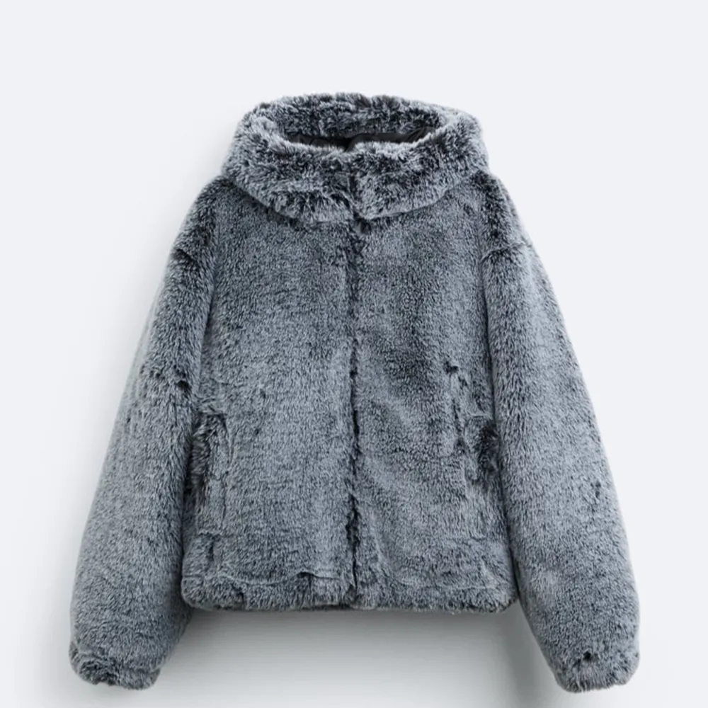 Jag säljer nu min supermysiga jacka med fakepäls från zara, som är slutsåld! Den är i storlek M och köpte den för 999kr. Älskar den men säljer den pga att den tyvärr inte kommer till användning<3 (använd ca 5 ggr). Takit.