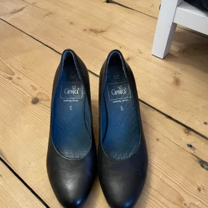 Svarta klackskor - En par svarta klackskor i äktalädersom är 8cm höga