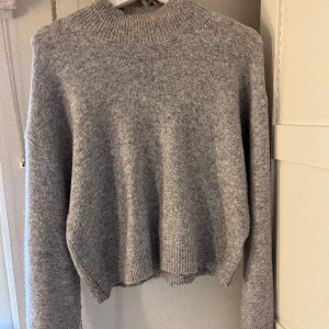 Stickad tröja  - Stickad tröja från Hm, rätt så nopprig så därav priset, dock är de inget som syns supermycket!!