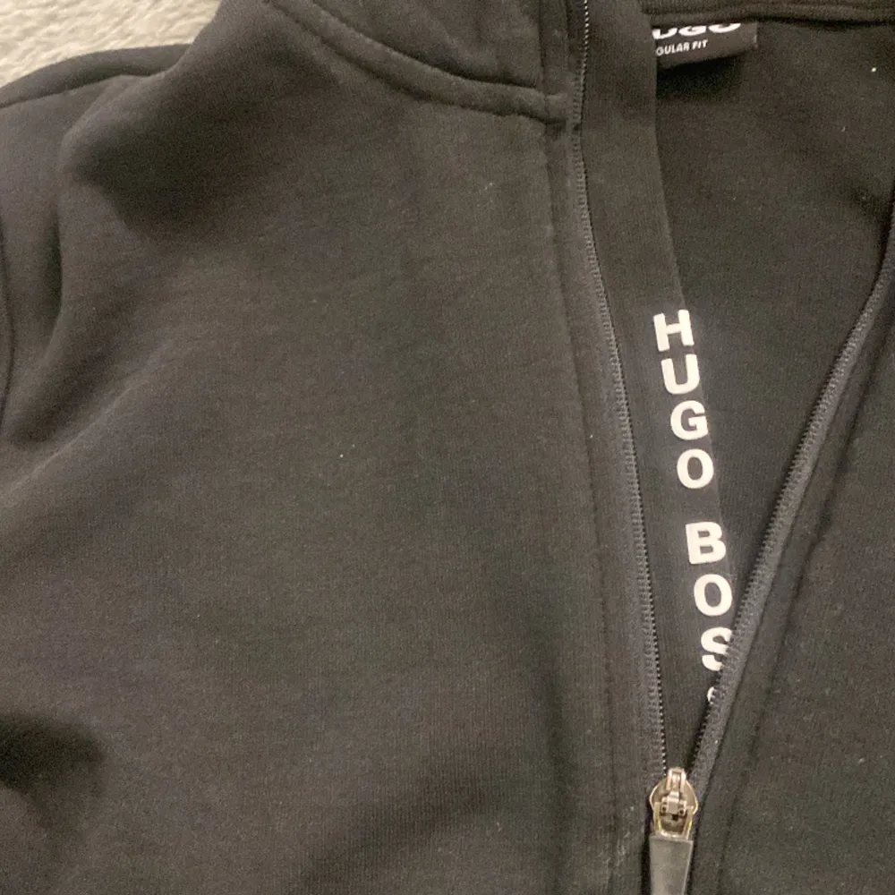 En fett snygg äkta  Hugo boss zip up hoodie med text innuti hoodien.  Pris kan diskuteras  Lite fel på den. Hoodies.