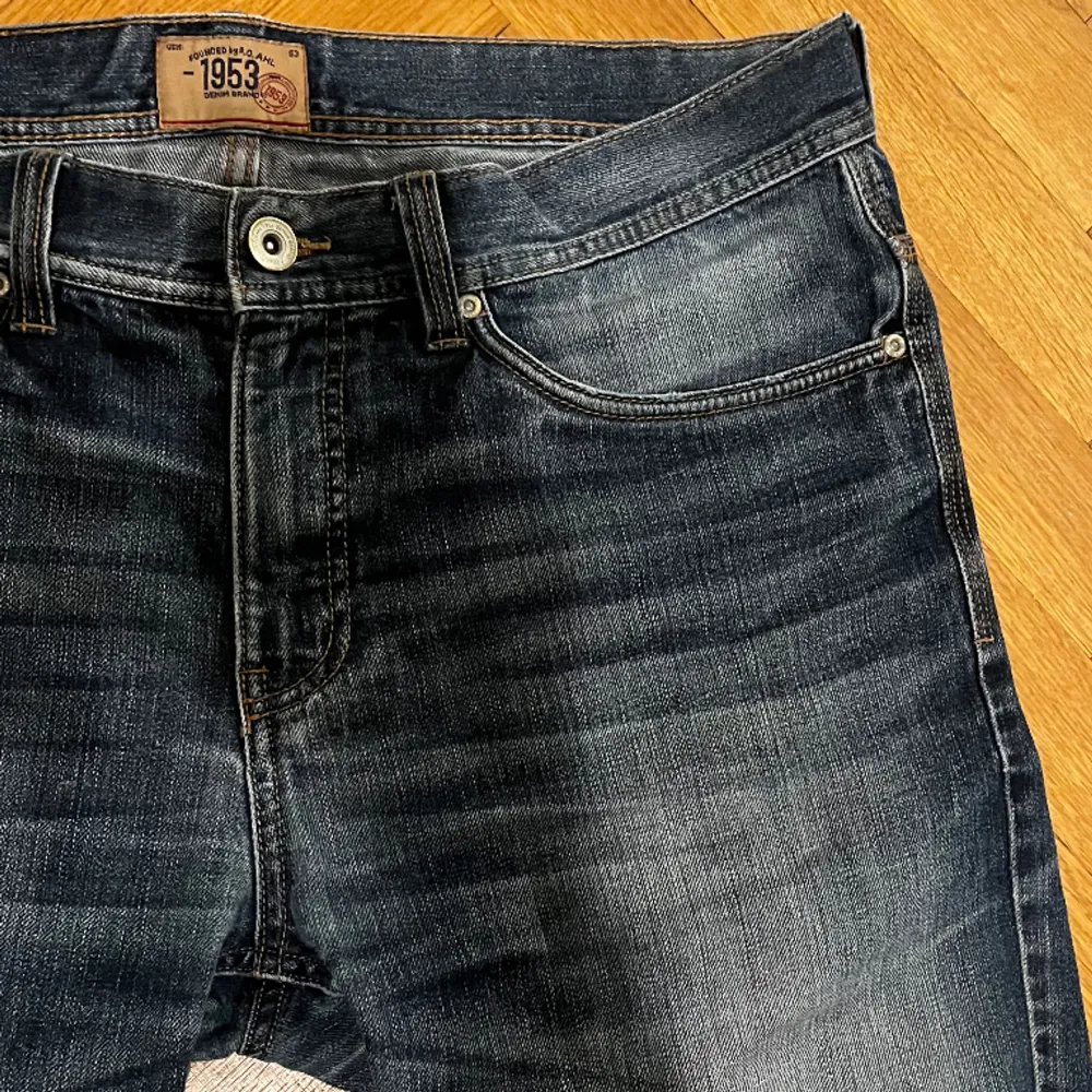 Tja! Säljer ett par jeans från 1953 Denim Brand. En straight modell med sjukt snygg tvätt! Byxorna är i använt men bra skick. Storleken är W36L34 men sitter mycket mindre på mig som är 181. Bara att skriva vid funderingar! Priset är ej hugget i sten🤝. Jeans & Byxor.