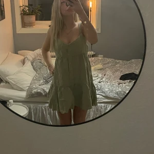 Zara klänning  - Grön zara klänning💕bra skick