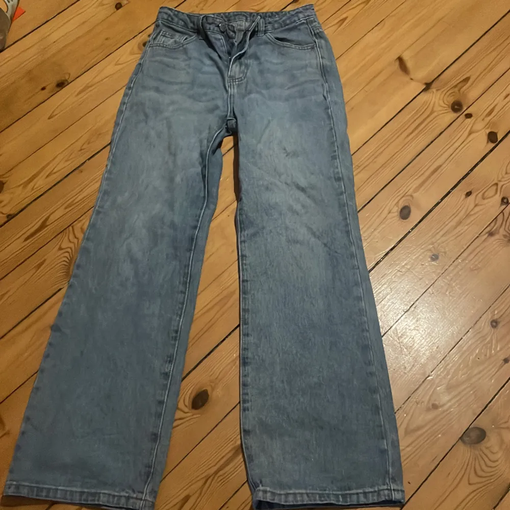 Midja 74 cm längd 98 cm, dom är hög midjade och bra skick. Jag vet inte storleken💗. Jeans & Byxor.