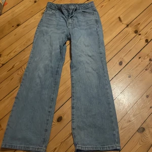 Blå jeans - Midja 74 cm längd 98 cm, dom är hög midjade och bra skick. Jag vet inte storleken💗