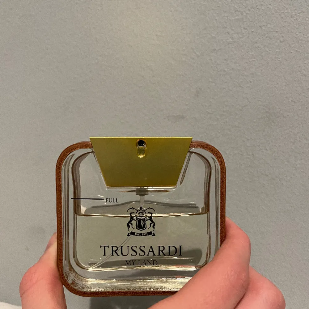 Hej! Jag säljer denna parfym, Trussardi my land. Den luktar riktigt gott och börjar åt det lite fräschare och citrus hållet men efter ett tag så går den över till mer läder aktigt. Nypris 450kr så riktigt bra pris! Skulle gissa på runt 45ml kvar!. Parfym.