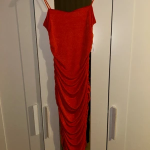 Klänning  - Använd men i jätte bra skick, finns en söm där bak 