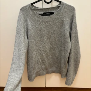 Grå stickad tröja  - Grå stickad tröja 