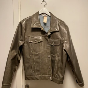 Eytys Denim Jacka unisex - Eytys denimjacka, unisex, storlek L herr/XL dam. Mycket gott skick, minimal användning. Laminerad yta för enkel rengöring. Ursprungligen 3699 kr. Hämtas i Älvsjö, kan skickas.