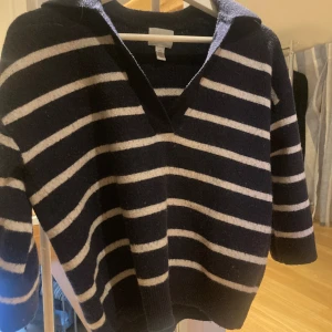 Jätte fin tjocktröja  - Väldigt mysig och varm tröja från H&M. Armarna på tröjan når till armbågen. Har använt 1 gång tidigare.💗