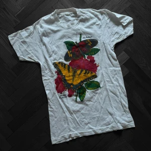 Vintage T-Shirt - S  Lenght 74cm Arm lenght 19cm Shoulder to Shoulder 40cm Armpit to armpit 46cm