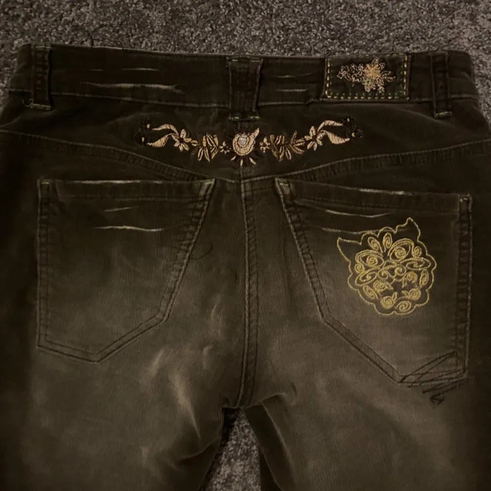 jätte coola manchesterbyxor med detaljer där bak🫶 Skulle säga att dem är lite lägre än midrise. Säljer då dem inte alls kommer till användning🫶 Dem är köpa second hand. . Jeans & Byxor.