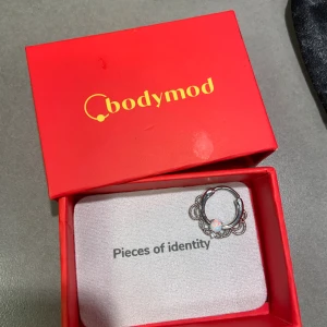 Oanvänd septum piercing med opal🩵 - Oanvänd, ej testad. Avspritad! Köpt på bodymod.se. Säljer denna vackra piercing med opal då jag råkade köpa fel storlek. 🩵  Septum clicker med gångjärn.   Material: Kirurgiskt stål.  Tjocklek: 1.2 mm Längd: 9 mm Ringdiameter: 10 mm