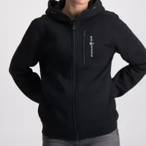 Säljer min sail racing zip up hoodie i färgen svart. Den är i ett jätte bra skick. Säljer pga att den inte är riktigt min stil länge. Lånad bild💕.