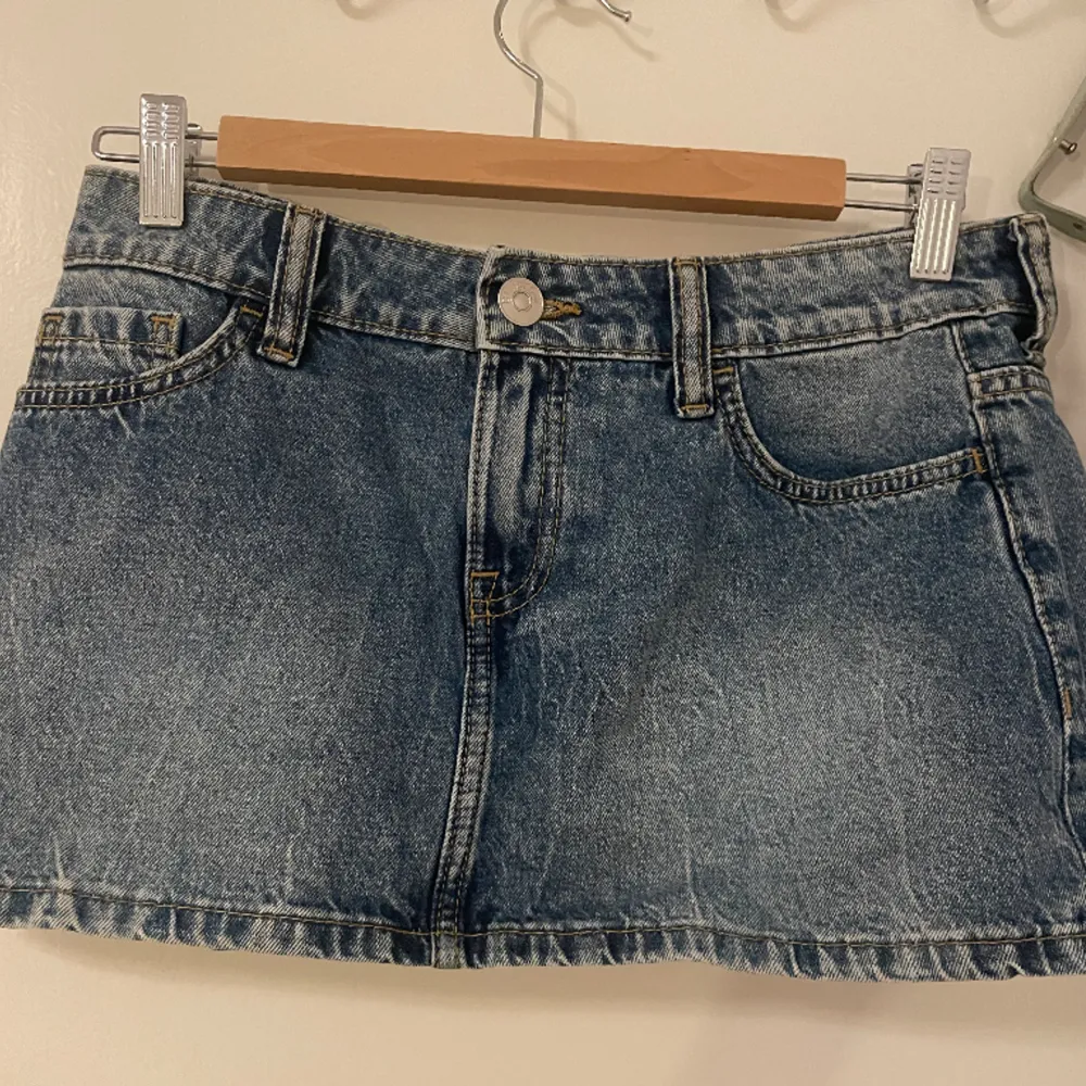 En super fin mini jeans kjol ifrån hm. Den är aldrig använd och går inte att köpa längre🫶🏻. Kjolar.
