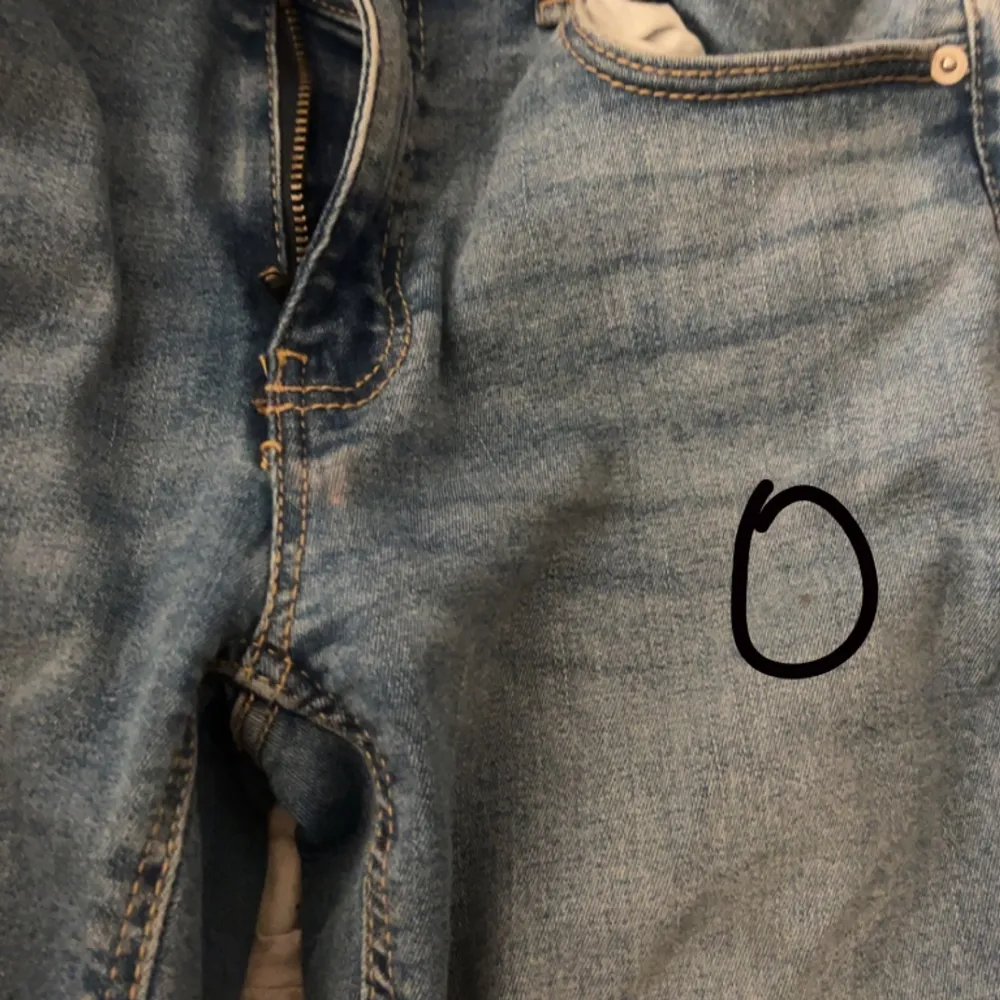 Jätte fina jeans använda ganska mycket oxh det finns även en liten fläck men den syns nästan inte. Köpte för 300kr tror jag. Storlek 146 men passar nästan mig som är 158cm. Sytt ner dom så att dom skulle bli längre❤️. Jeans & Byxor.