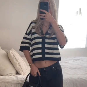 Stickad randig kofta från NA-KD i storlek M - Stickad svart vit randig kofta från NA-KD  i storlek M. Endast använd 3 gånger så är som ny. 