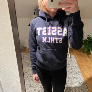 Hoodie - Mörkblå hoodie med tryck, storlek S men passar även Xs 