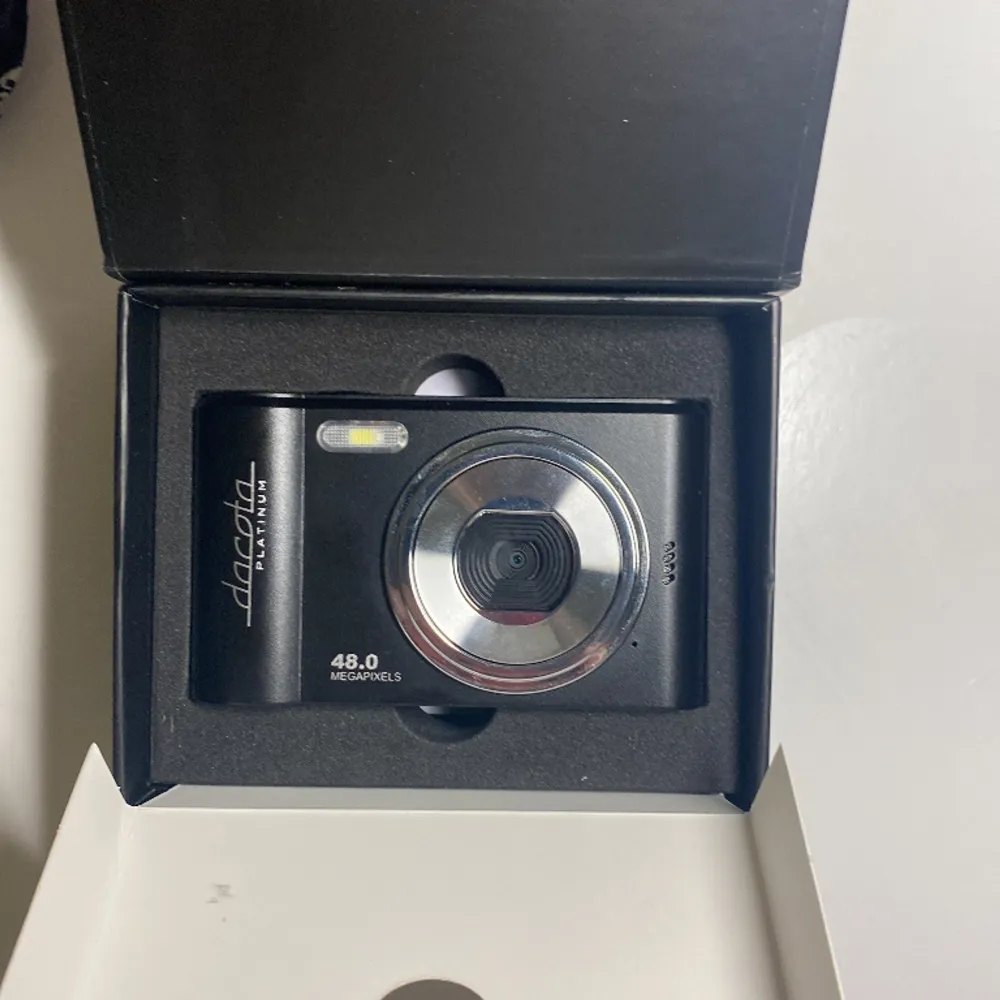 Säljer denna fina kameran då den inte kommer till användning. Den tar jättefina vintagebilder men kan även ställas om till att ta bilder av högre kvalitet! Endast testad! Nypris på kameran: 699-999 (beroende på var man kollar) 💕 Pris kan diskuteras!. Övrigt.