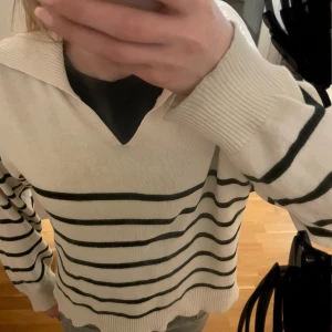 Stickad tröja - Jätt fin stickad tröja i från Gina💞kräm vit med svarta ränder i bra skick och storlek 146-158❣️köptes för runt 280kr och säljer för 140kr💓