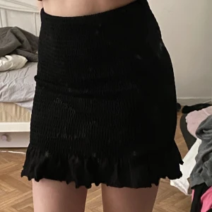 Svart kjol  - Går ut lite längst ner, knappt använd. Söt som tröja också 