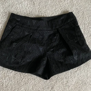 Mönstrade shorts  - Så fina mönstrade shorts från bikbok❤️ perfekta med strumpbyxor under och stickad tröja passar xs-s